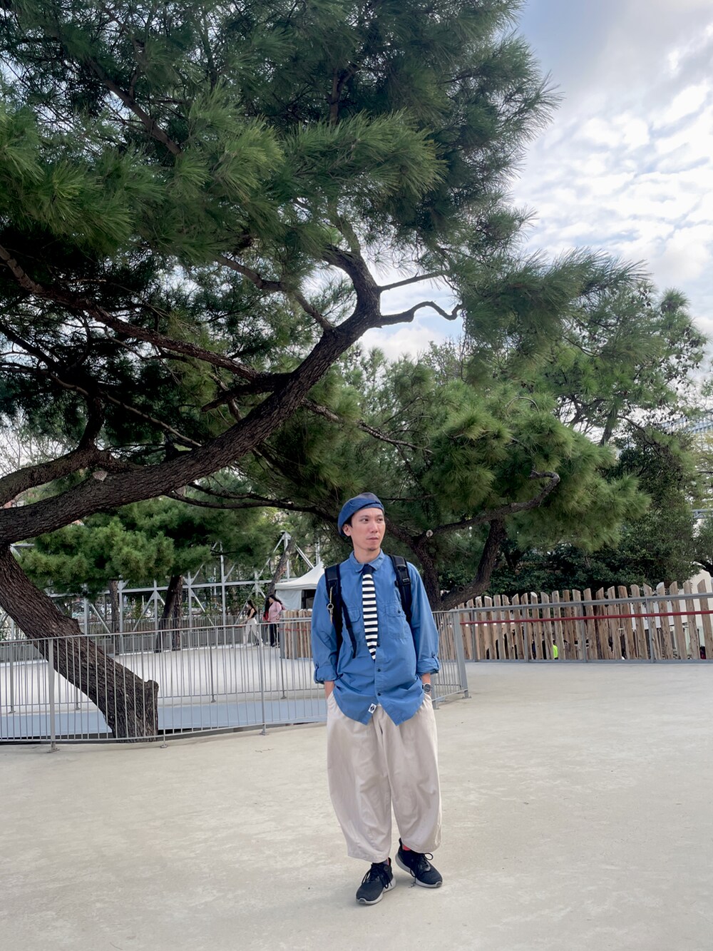 ベージュ系のパンツ、ブルー系のシャツ/ブラウス、ブラック系のスニーカーを着用したメンズの秋コーディネートの3枚目の写真