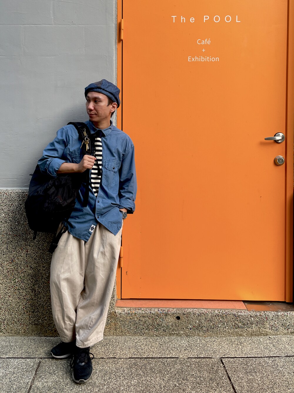 ベージュ系のパンツ、ブルー系のシャツ/ブラウス、ブラック系のスニーカーを着用したメンズの秋コーディネートの2枚目の写真