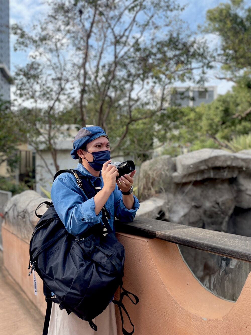 ベージュ系のパンツ、ブルー系のシャツ/ブラウス、ブラック系のスニーカーを着用したメンズの秋コーディネートの4枚目の写真