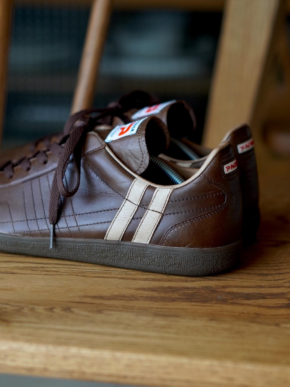 ブルー系のシャツ/ブラウス、ホワイト系のTシャツ/カットソー、グリーン系のジャケット/アウターを着用したメンズの春コーディネートの3枚目の写真