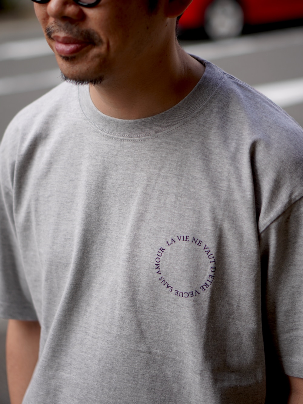 「サングラス、ワイドパンツ、シンプルコーデ、Tシャツ、チノパン、スニーカー、Patrick、グレー」｜「PATRICKのアイテム（Tシャツ/カットソー、グレー系）」を使った、matsu_no_motoさん（メンズ・176cm）の春コーディネートの3枚目の写真