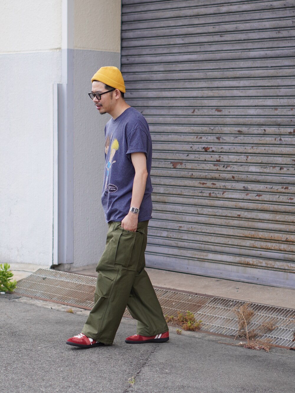 グレー系のTシャツ/カットソー、グリーン系のカーゴパンツ、レッド系のスニーカーを着用したメンズの夏コーディネートの2枚目の写真