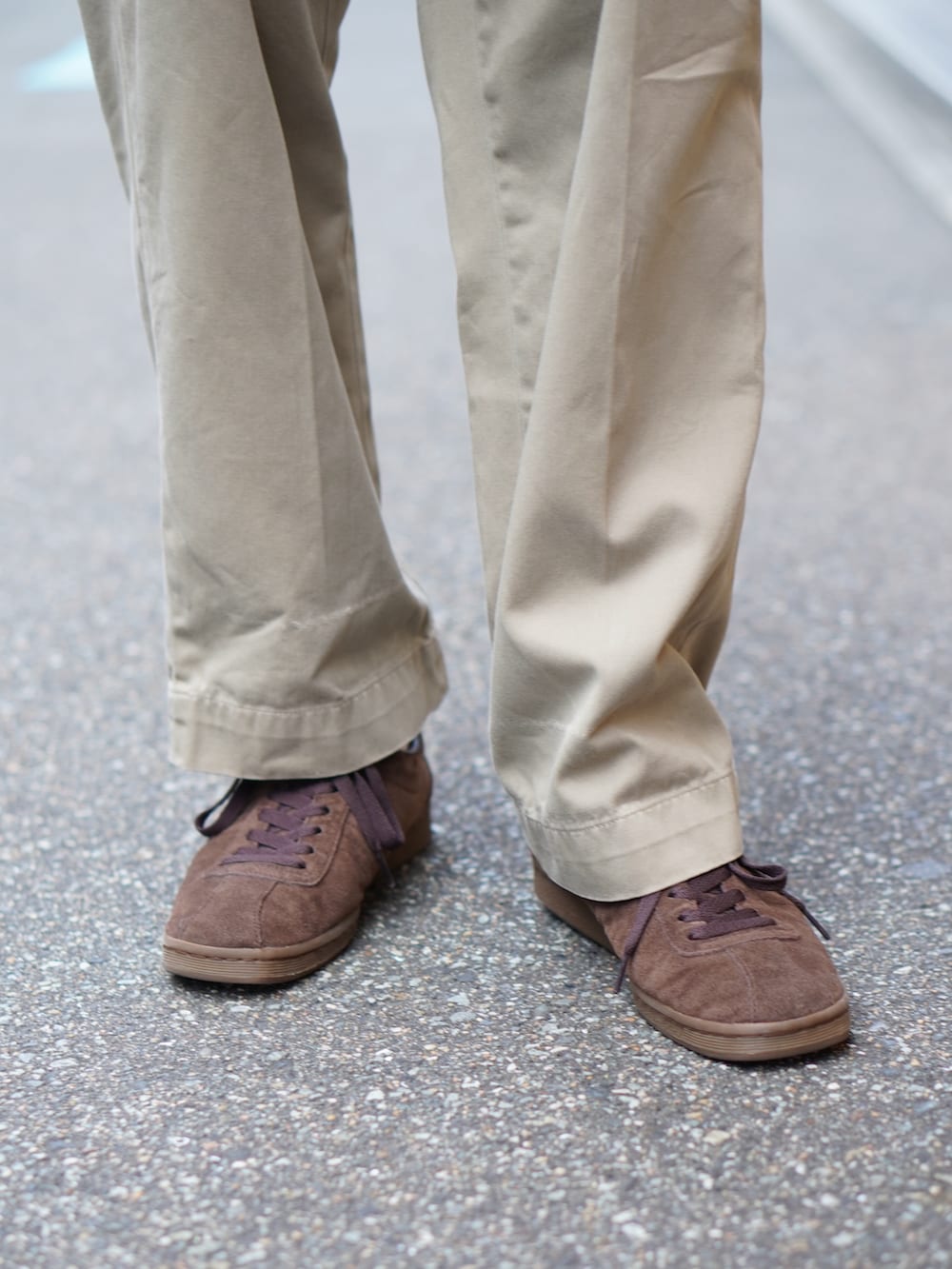 ホワイト系のTシャツ/カットソー、グリーン系のミリタリージャケット、ベージュ系のチノパンツを着用したメンズの秋コーディネートの2枚目の写真