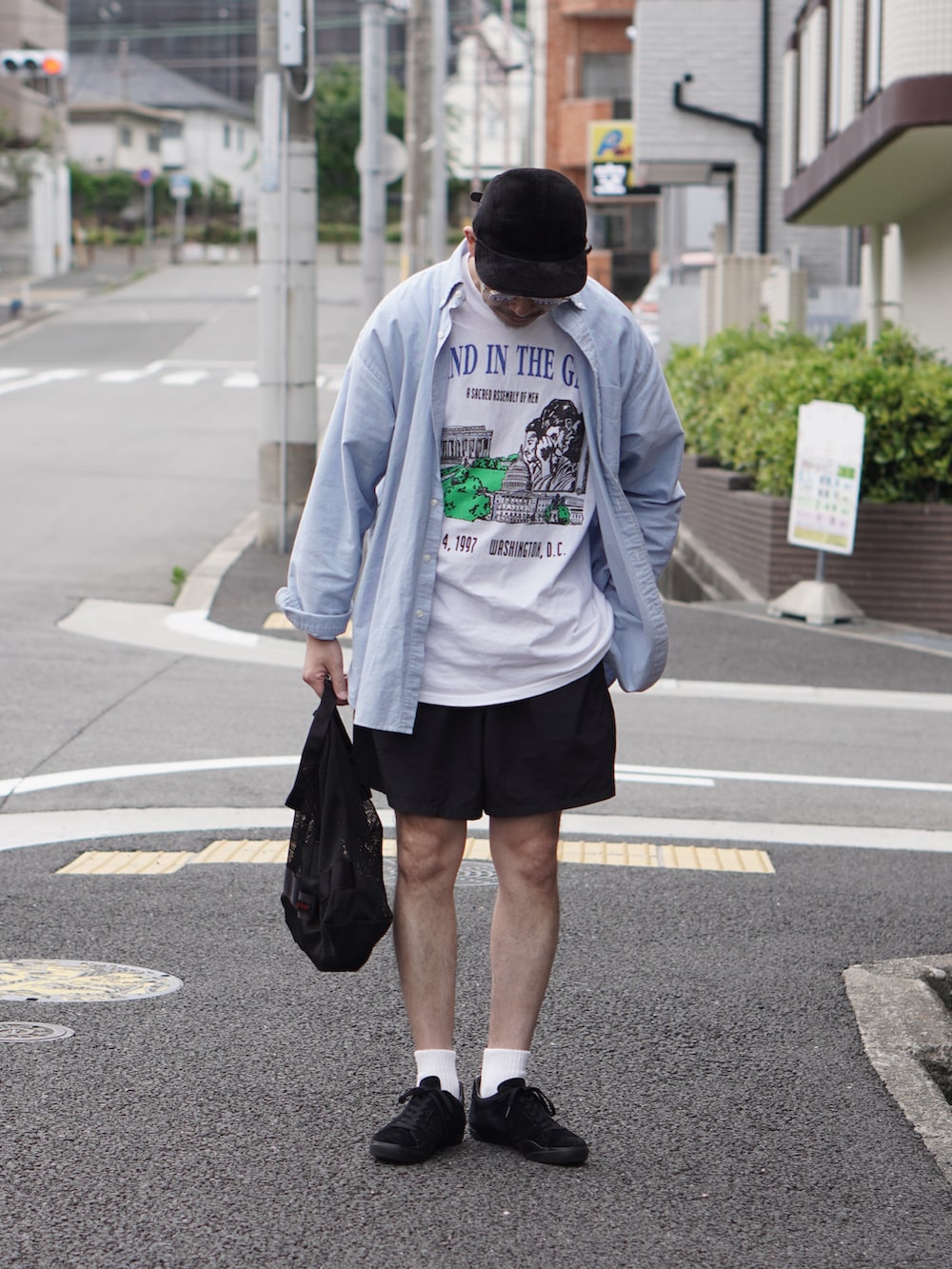 ブルー系のシャツ/ブラウス、ホワイト系のTシャツ/カットソー、ブラック系のその他パンツを着用したメンズの春コーディネートの2枚目の写真