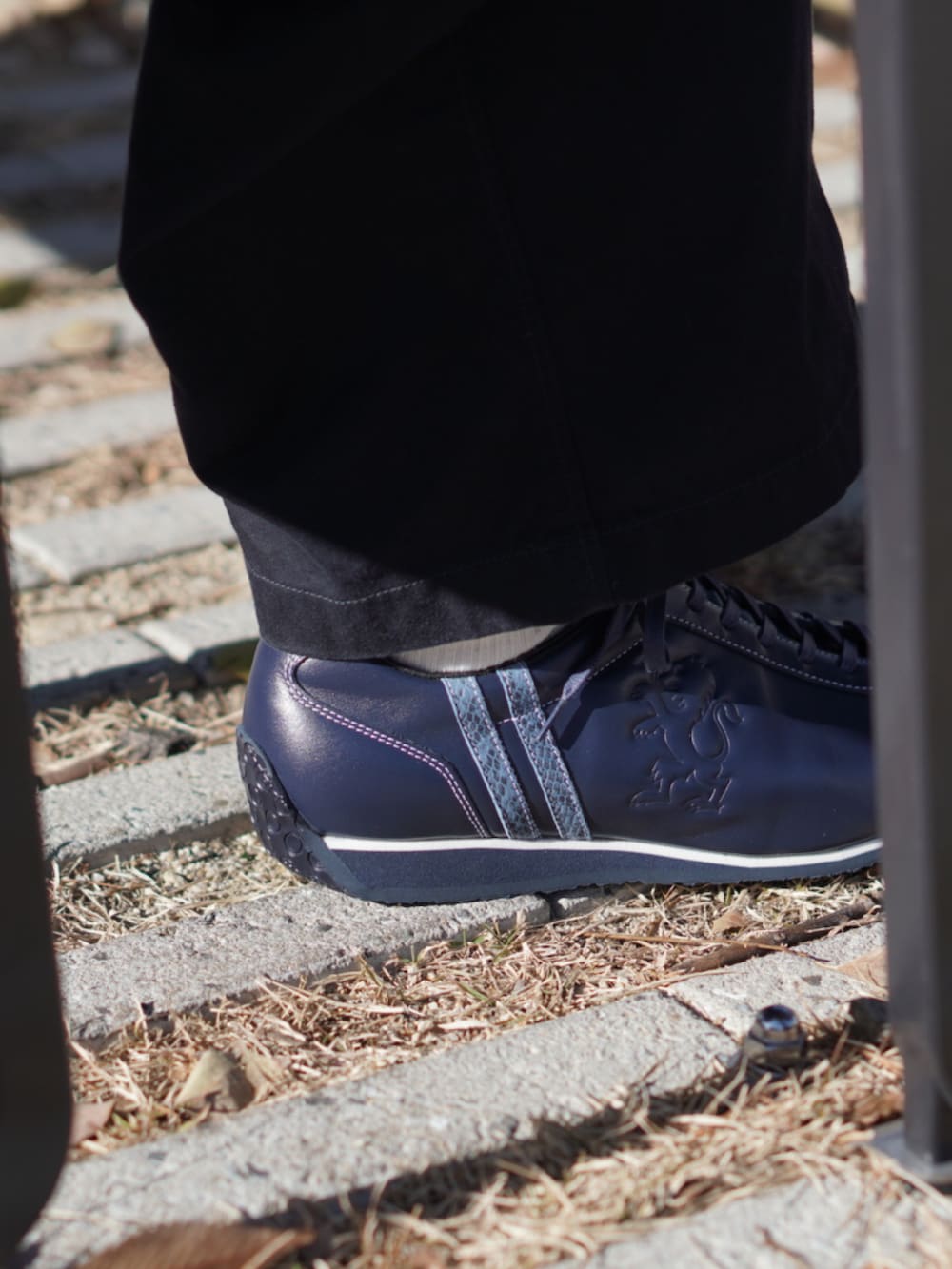 ブルー系のデニムジャケット、ホワイト系のTシャツ/カットソー、ブルー系のパンツを着用したメンズの冬コーディネートの2枚目の写真