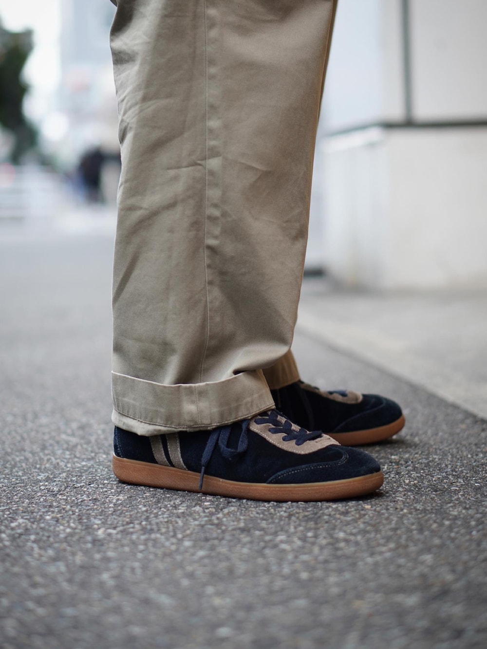 グリーン系のジャケット/アウター、ブルー系のシャツ/ブラウス、ベージュ系のチノパンツを着用したメンズの冬コーディネートの3枚目の写真