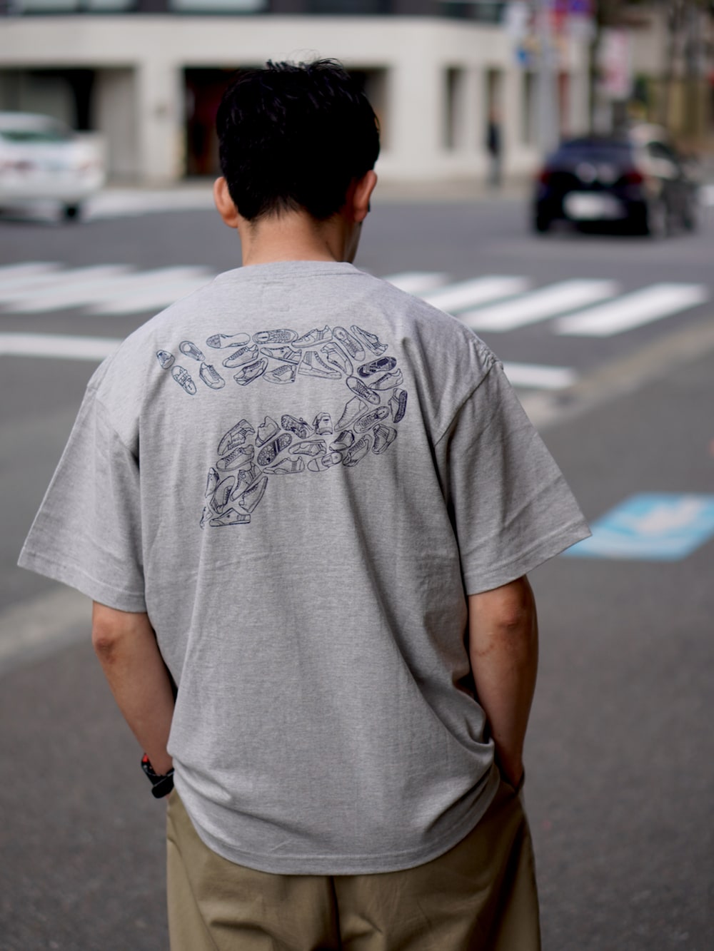 「サングラス、ワイドパンツ、シンプルコーデ、Tシャツ、チノパン、スニーカー、Patrick、グレー」｜「PATRICKのアイテム（Tシャツ/カットソー、グレー系）」を使った、matsu_no_motoさん（メンズ・176cm）の春コーディネートの2枚目の写真