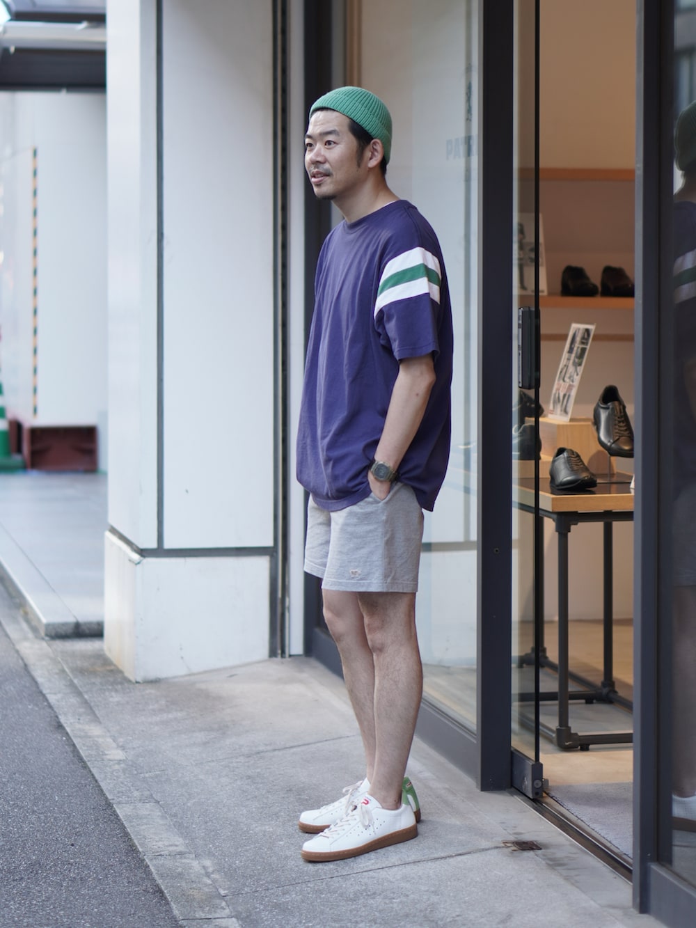 ブルー系のTシャツ/カットソー、グレー系のスウェットパンツ、ホワイト系のスニーカーを着用したメンズの夏コーディネートの2枚目の写真