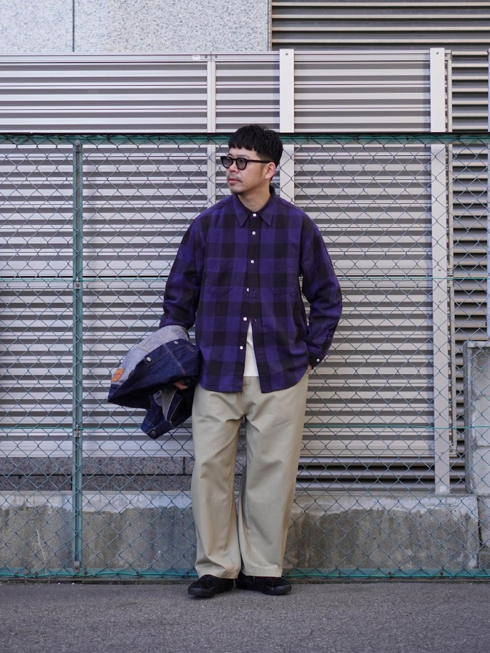 パープル系のシャツ/ブラウス、ブルー系のデニムジャケット、ベージュ系のチノパンツを着用したメンズの冬コーディネートの2枚目の写真