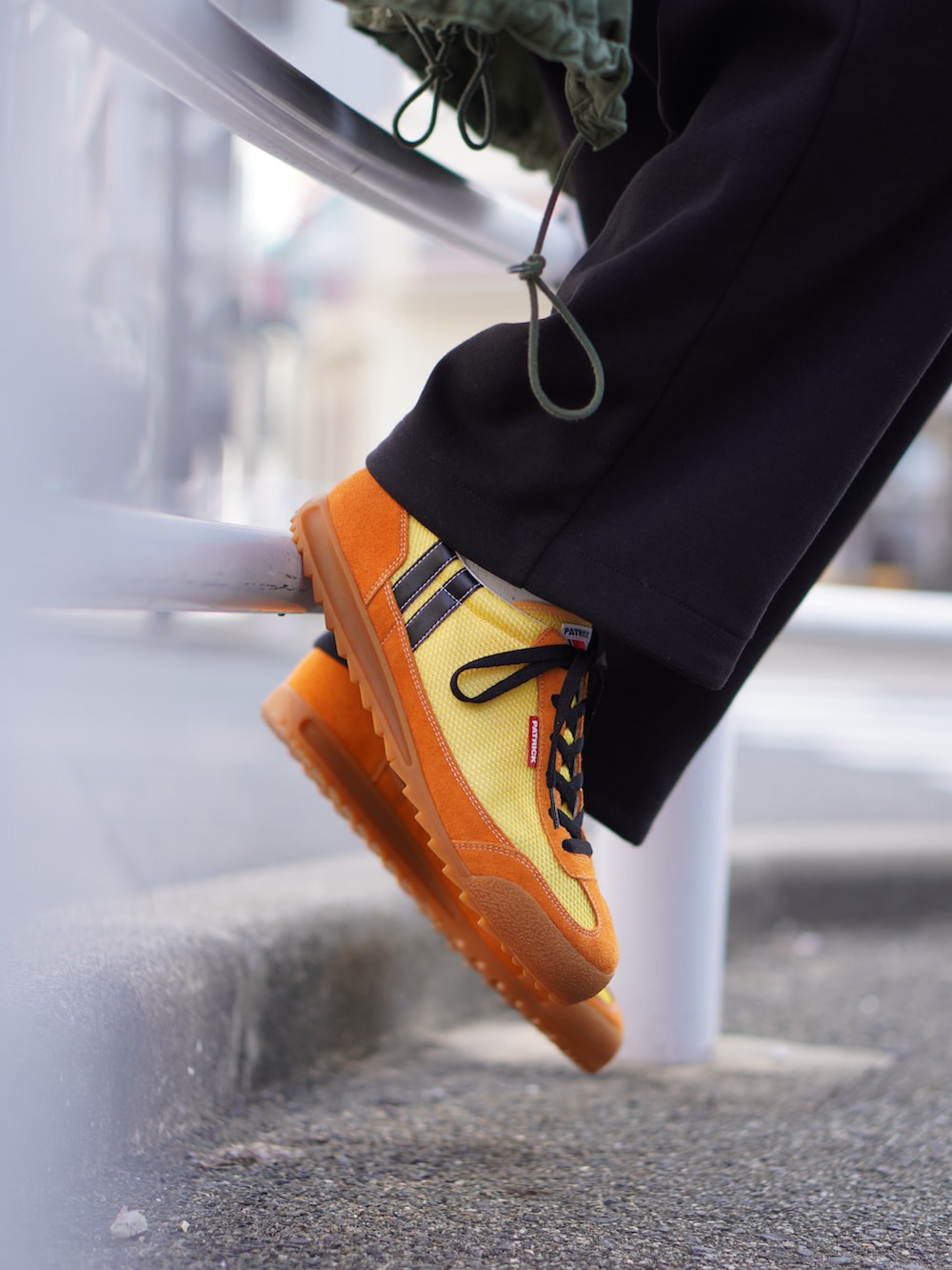 グリーン系のモッズコート、ブルー系のデニムジャケット、ブラック系のTシャツ/カットソーを着用したメンズの冬コーディネートの2枚目の写真