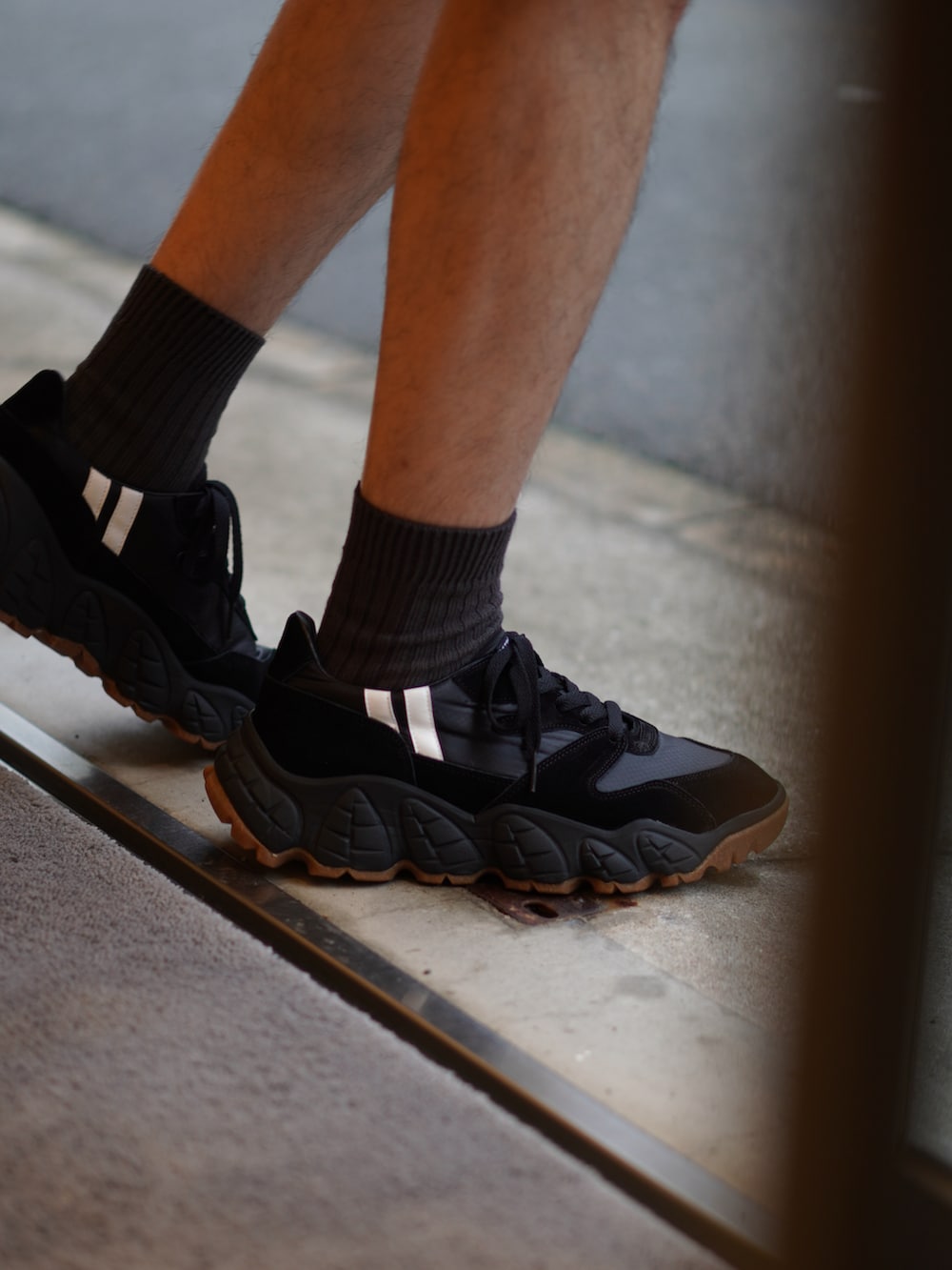 ブルー系のデニムジャケット、グレー系のTシャツ/カットソー、ブラック系のパンツを着用したメンズの夏コーディネートの2枚目の写真