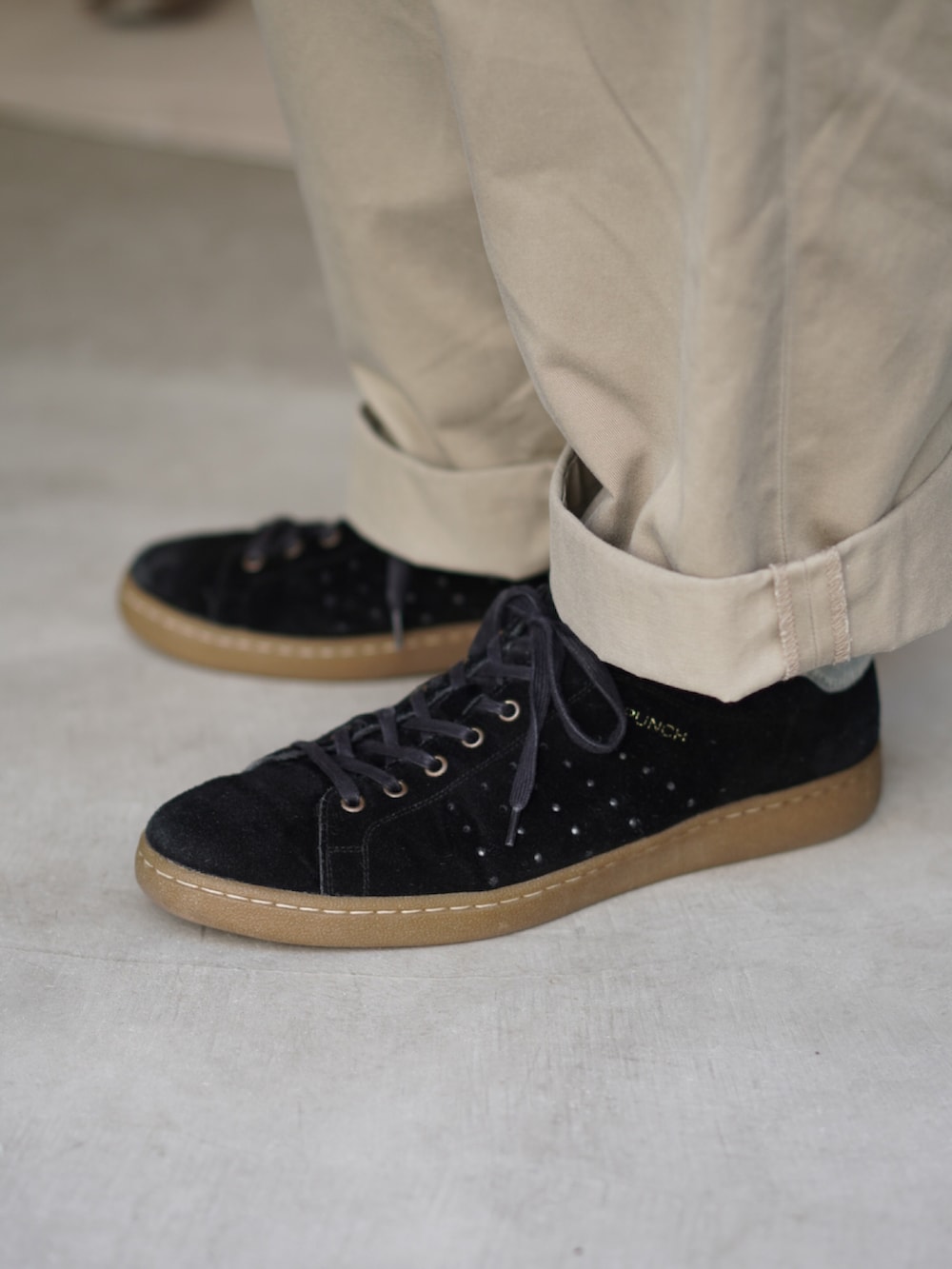 グリーン系のその他アウター、ホワイト系のTシャツ/カットソー、ベージュ系のチノパンツを着用したメンズの秋コーディネートの3枚目の写真