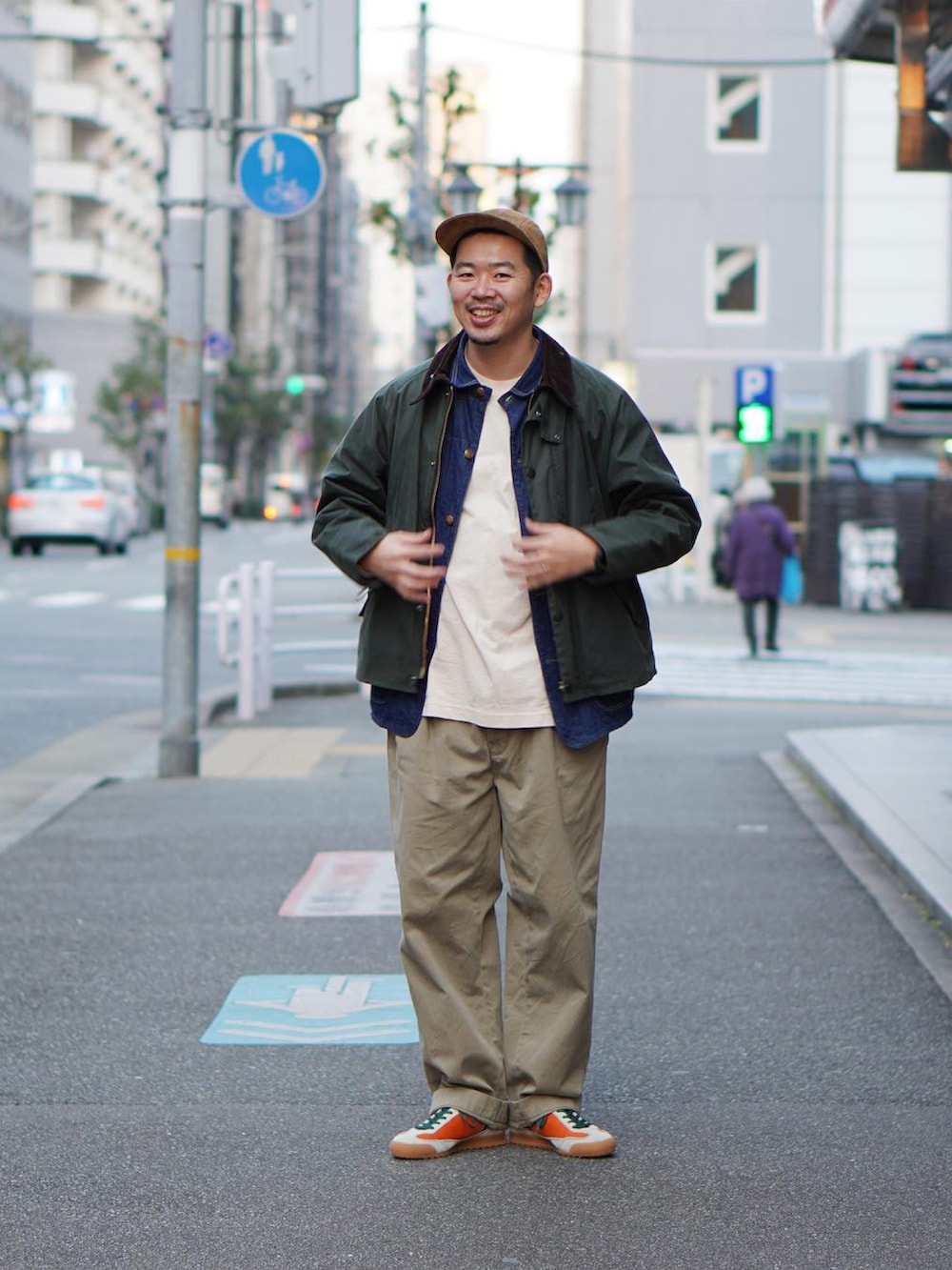「オトナカジュアル、barbour、デニムジャケット、カバーオール、チノパン、ワイドパンツ、キャップ、Hender Scheme、スニーカー、Patrick」｜「Hender Schemeのアイテム（キャップ、ブラウン系）」を使った、matsu_no_motoさん（メンズ・176cm）の冬コーディネートの2枚目の写真