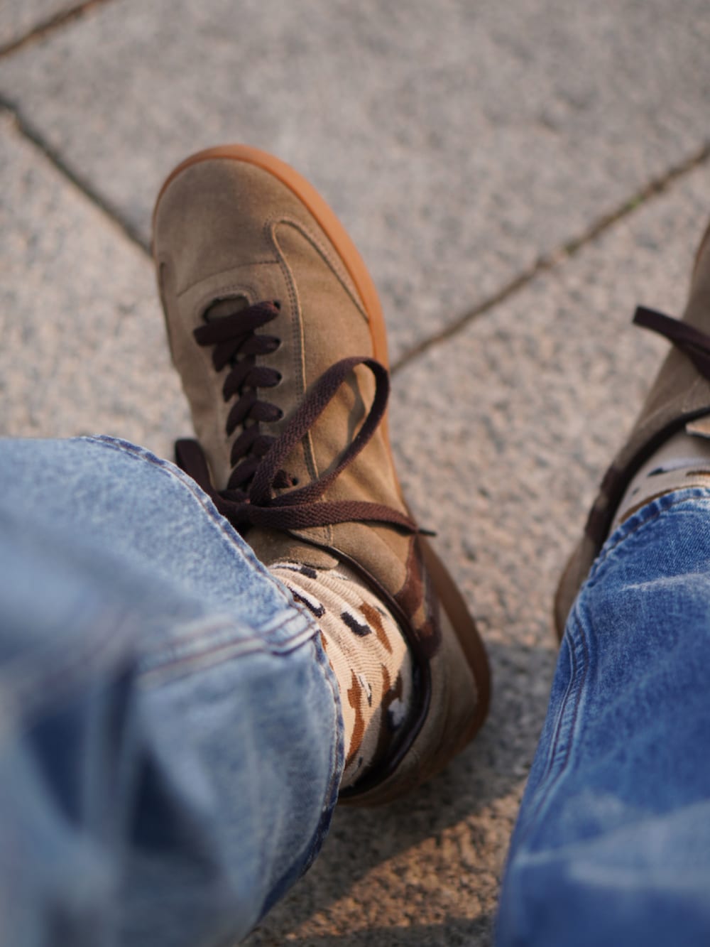 グリーン系のジャケット/アウター、ブルー系のシャツ/ブラウス、ホワイト系のTシャツ/カットソーを着用したメンズの冬コーディネートの2枚目の写真