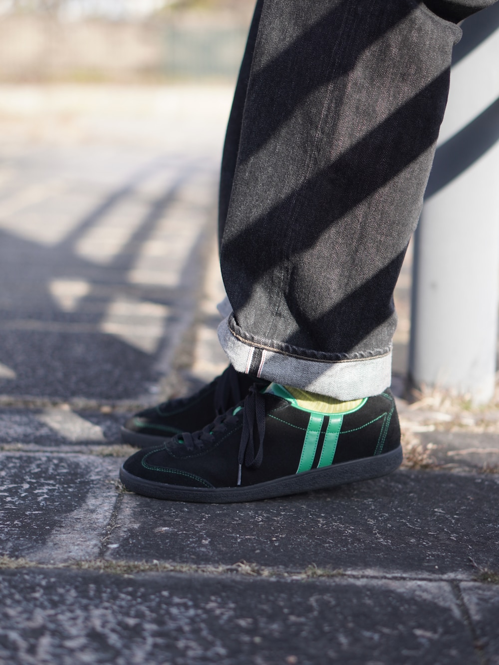 グリーン系のジャケット/アウター、ブラック系のデニムパンツ、ブラック系のスニーカーを着用したメンズの春コーディネートの2枚目の写真