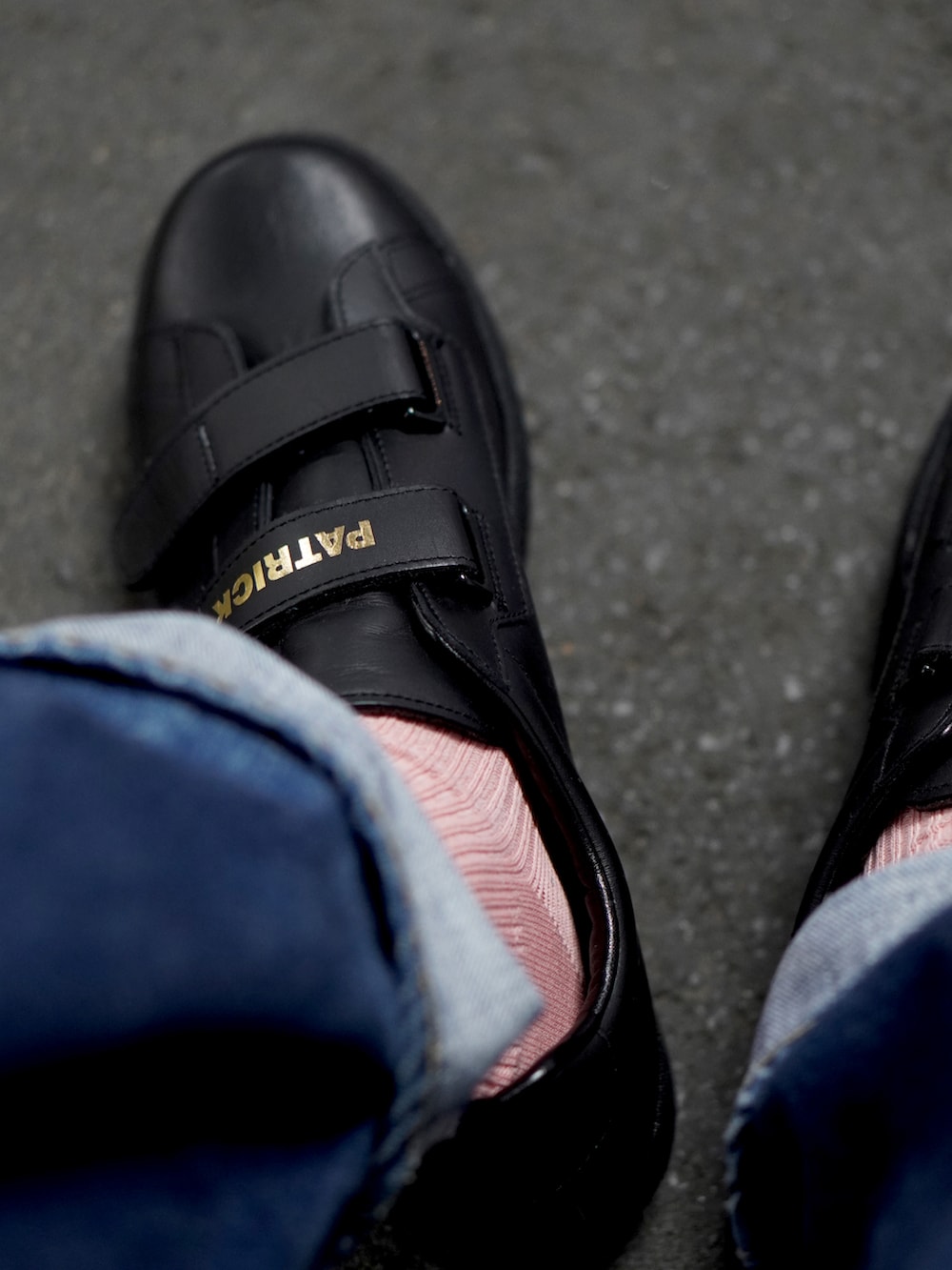 ホワイト系のTシャツ/カットソー、グリーン系のミリタリージャケット、ブルー系のデニムパンツを着用したメンズの冬コーディネートの2枚目の写真