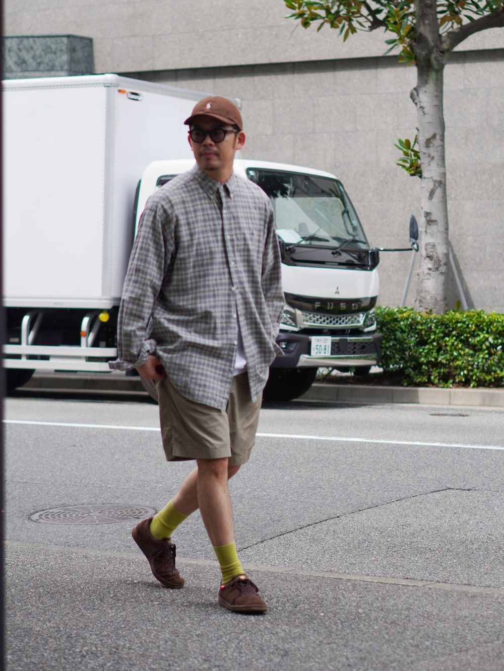 グリーン系のシャツ/ブラウス、ベージュ系のチノパンツ、ブラウン系のスニーカーを着用したメンズの秋コーディネートの2枚目の写真