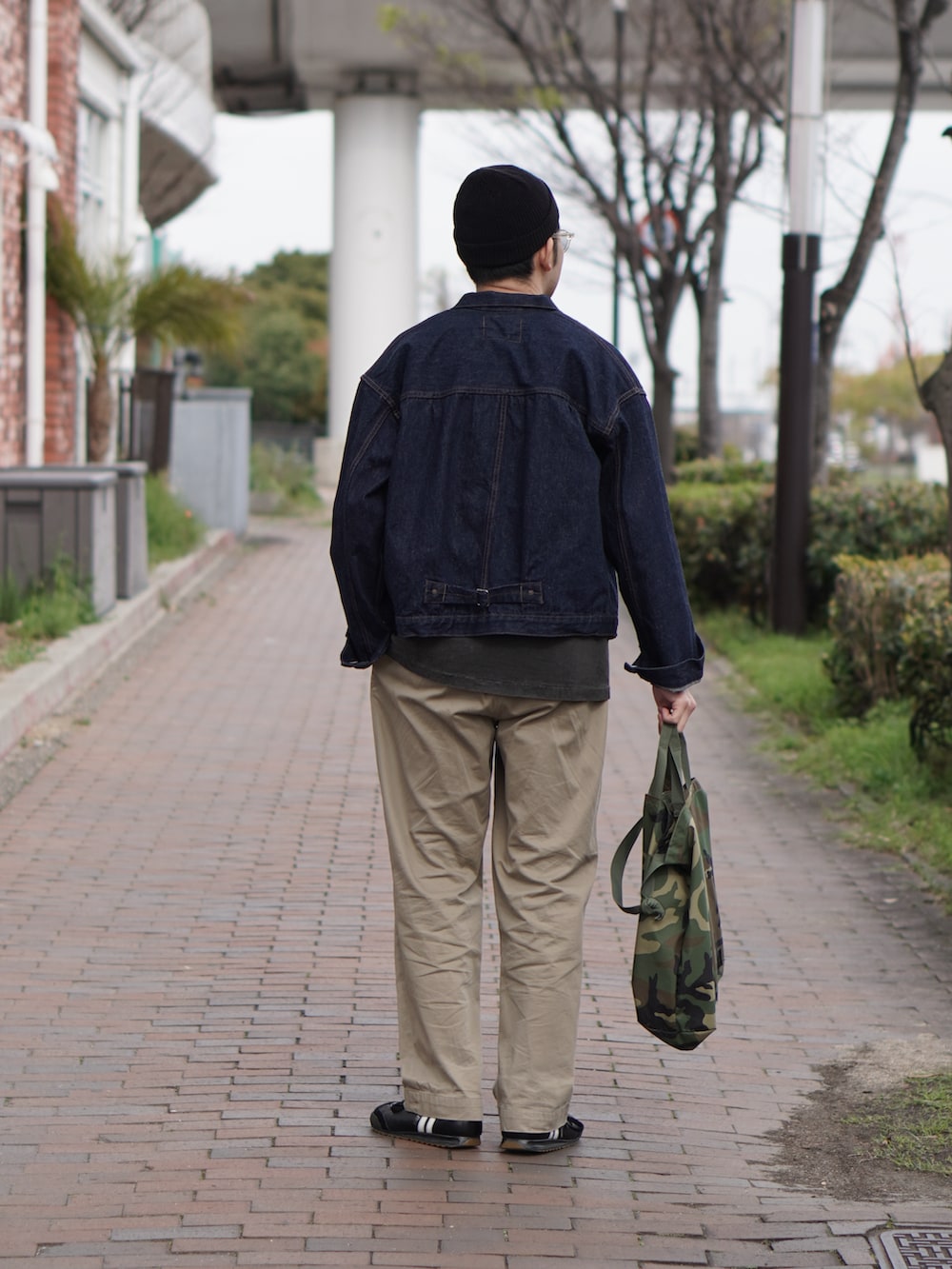 「シンプルスタイル、春コーデ、デニム、デニムジャケット、春アウター、チノパン、アメカジ、古着MIX、ニット帽、サングラス、迷彩、スニーカー、Patrick、ロンT」｜「orSlowのアイテム（デニムジャケット、ブルー系）」を使った、matsu_no_motoさん（メンズ・176cm）の春コーディネートの2枚目の写真