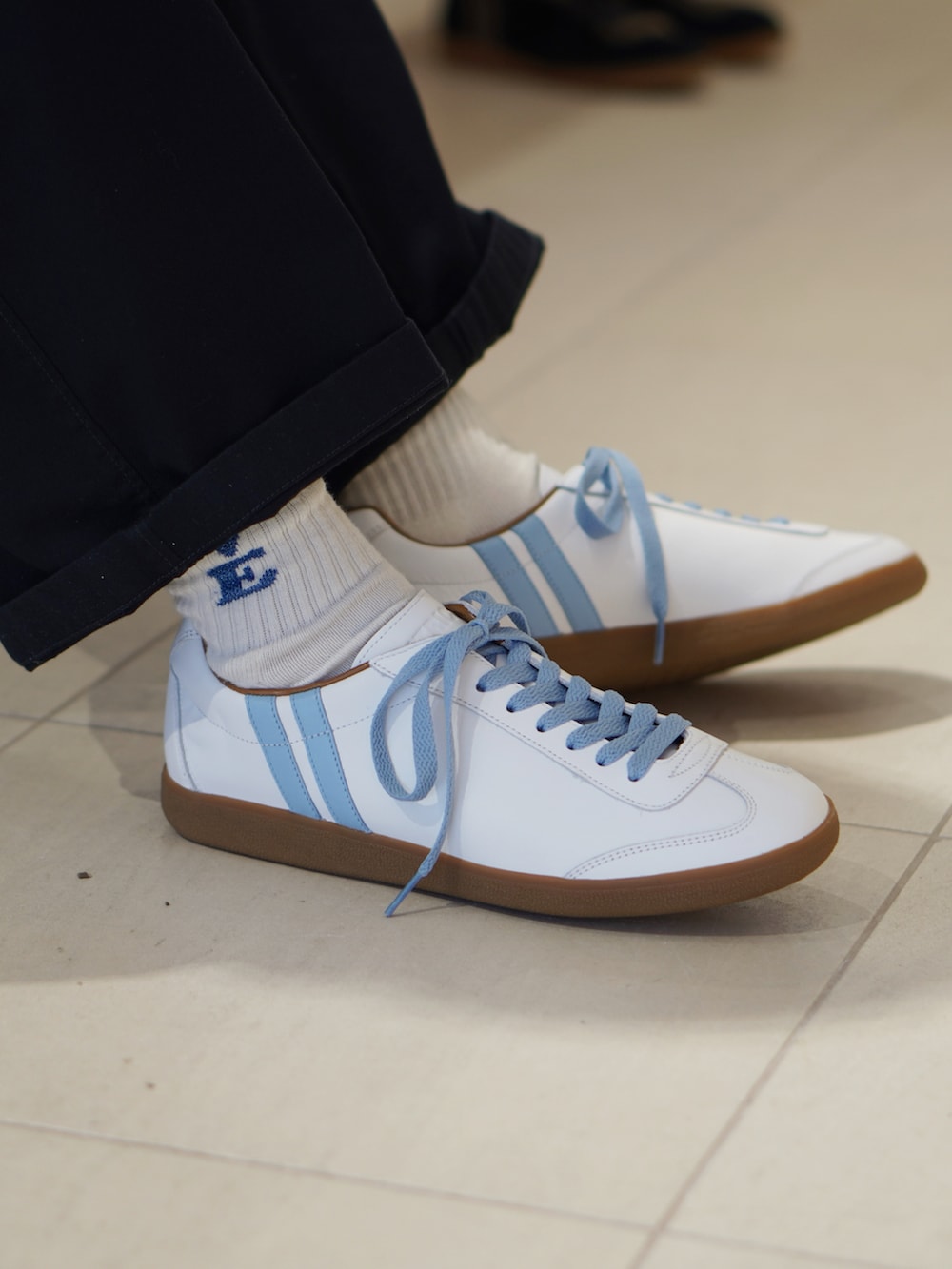 ブルー系のシャツ/ブラウス、ホワイト系のTシャツ/カットソー、ブルー系のパンツを着用したメンズの春コーディネートの2枚目の写真