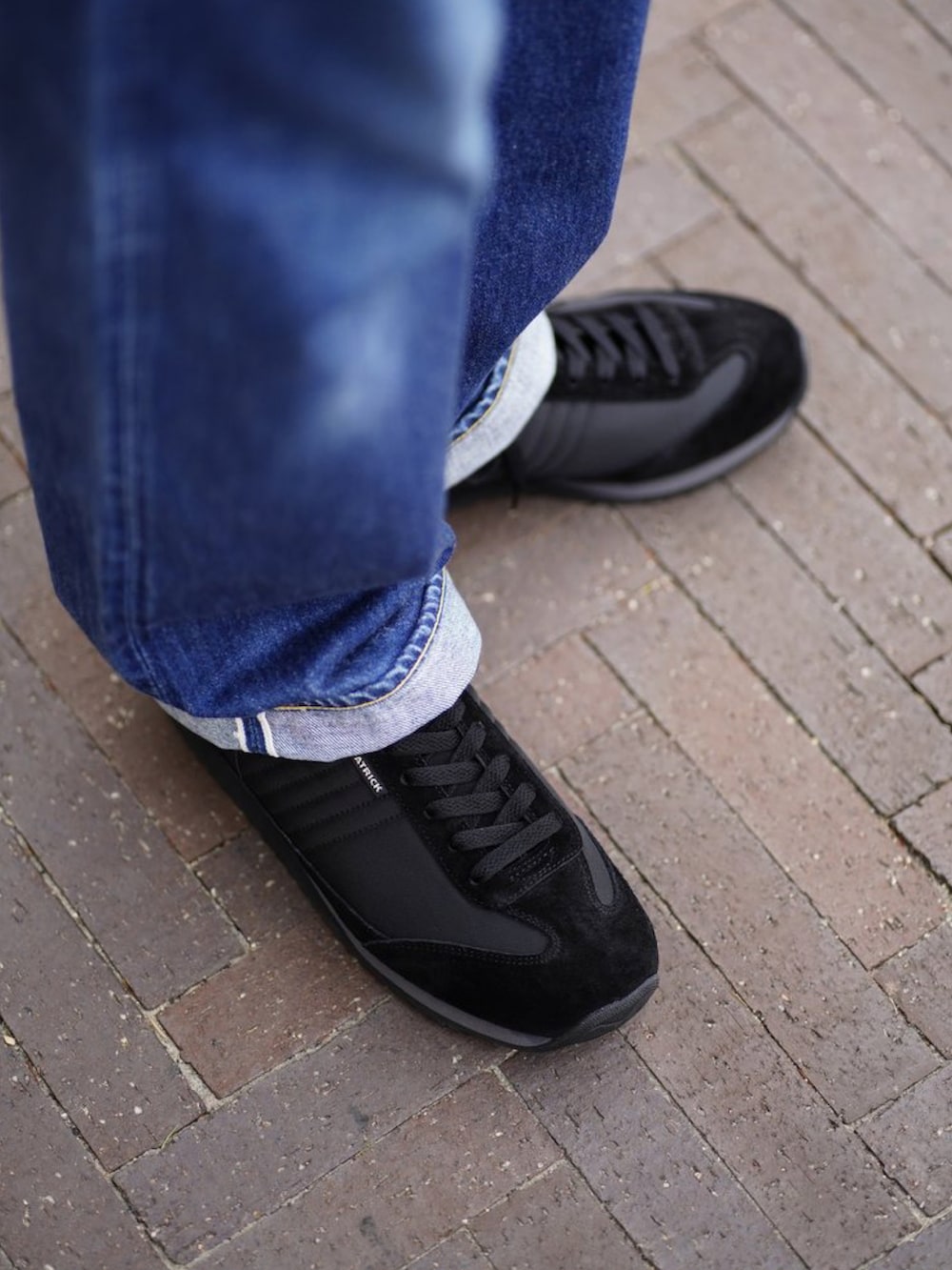 ブルー系のスウェット、ホワイト系のTシャツ/カットソー、ブルー系のデニムパンツを着用したメンズの秋コーディネートの2枚目の写真