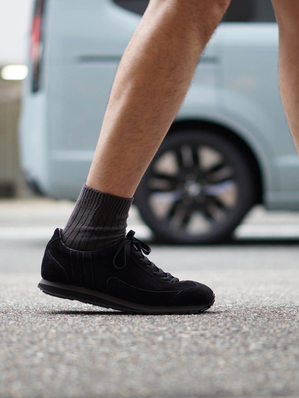 グレー系のシャツ/ブラウス、グレー系のTシャツ/カットソー、ブラック系のパンツを着用したメンズの秋コーディネートの2枚目の写真