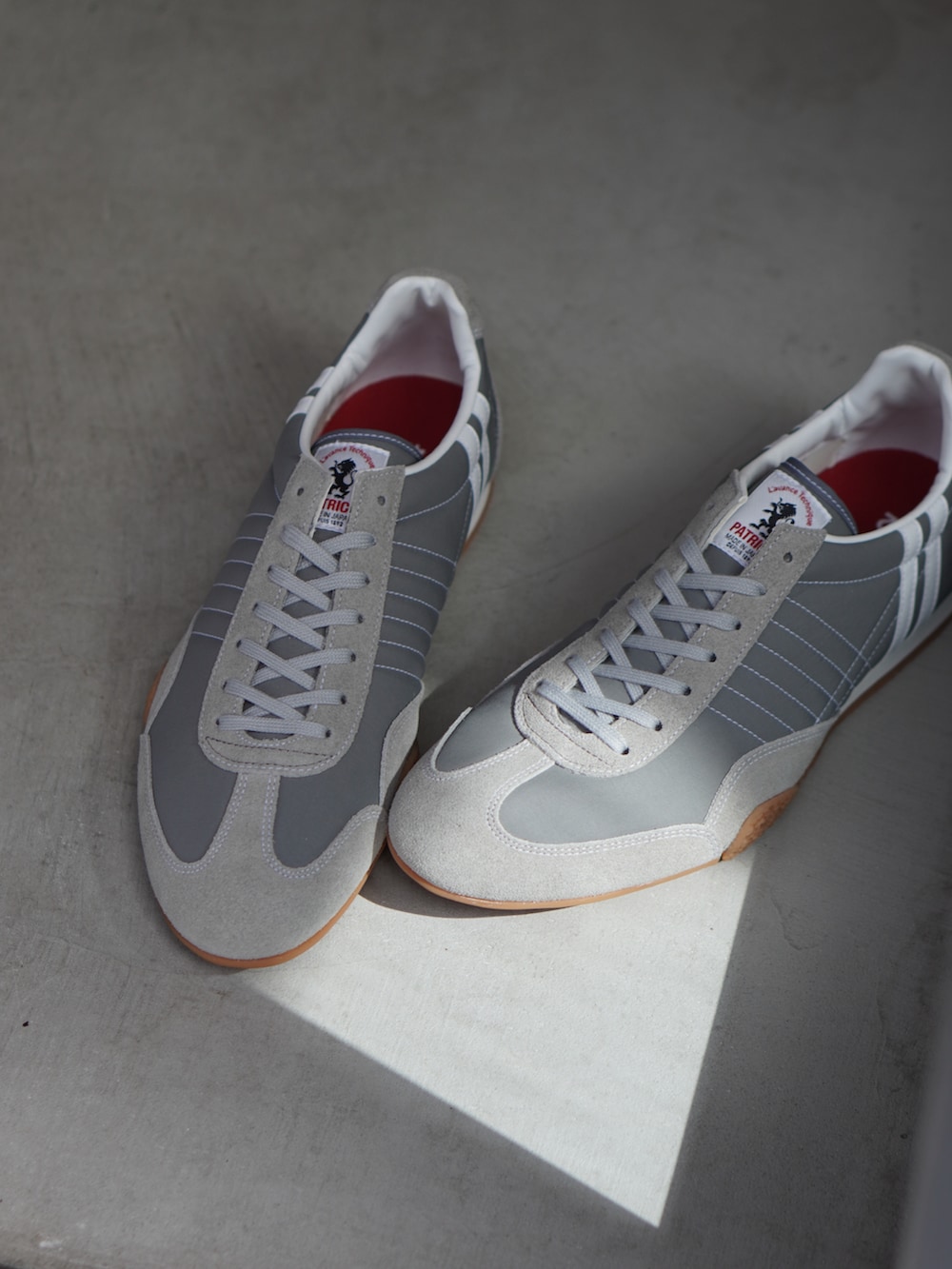 グレー系のTシャツ/カットソー、ブラック系のバックパック/リュック、グレー系のスニーカーを着用したメンズの夏コーディネートの4枚目の写真