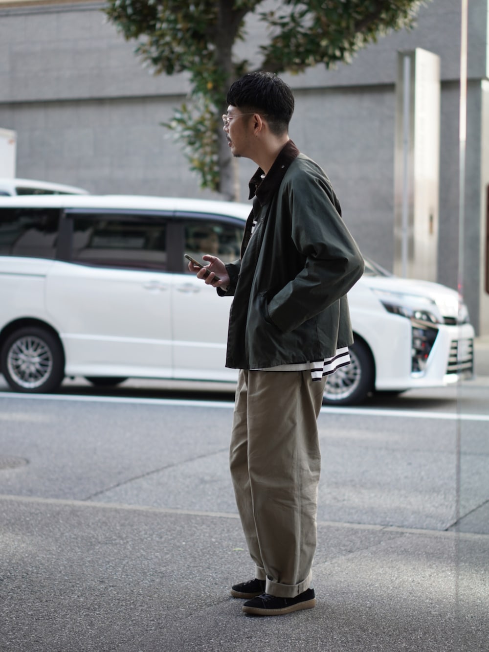 グリーン系のその他アウター、ホワイト系のTシャツ/カットソー、ベージュ系のチノパンツを着用したメンズの秋コーディネートの2枚目の写真