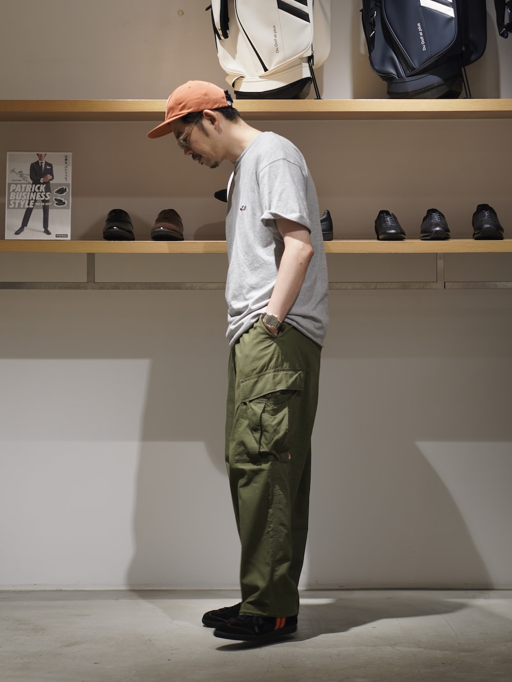 「夏コーデ、グレーTシャツ、ミリタリー、ミリタリーパンツ、カーゴパンツ、キャップ、サングラス、スニーカー、Patrick」｜「PATRICKのアイテム（Tシャツ/カットソー、グレー系）」を使った、matsu_no_motoさん（メンズ・176cm）の夏コーディネートの2枚目の写真