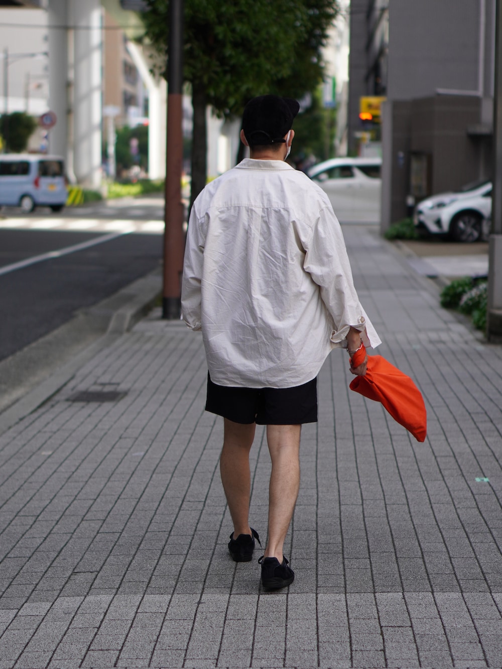 イエロー系のシャツ/ブラウス、ブラック系のTシャツ/カットソー、ホワイト系のTシャツ/カットソーを着用したメンズの春コーディネートの2枚目の写真