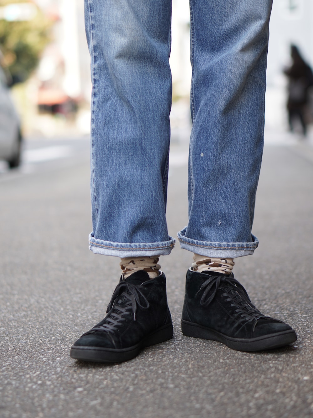 ブラック系のニット/セーター、グリーン系のミリタリージャケット、ブルー系のデニムパンツを着用したメンズの冬コーディネートの2枚目の写真