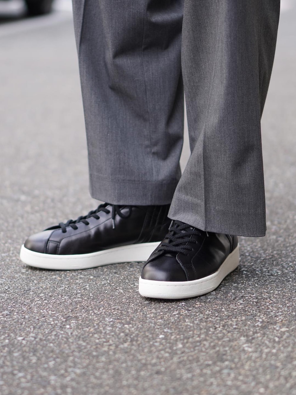 ホワイト系のTシャツ/カットソー、ホワイト系のTシャツ/カットソー、グレー系のスラックスを着用したメンズの秋コーディネートの2枚目の写真