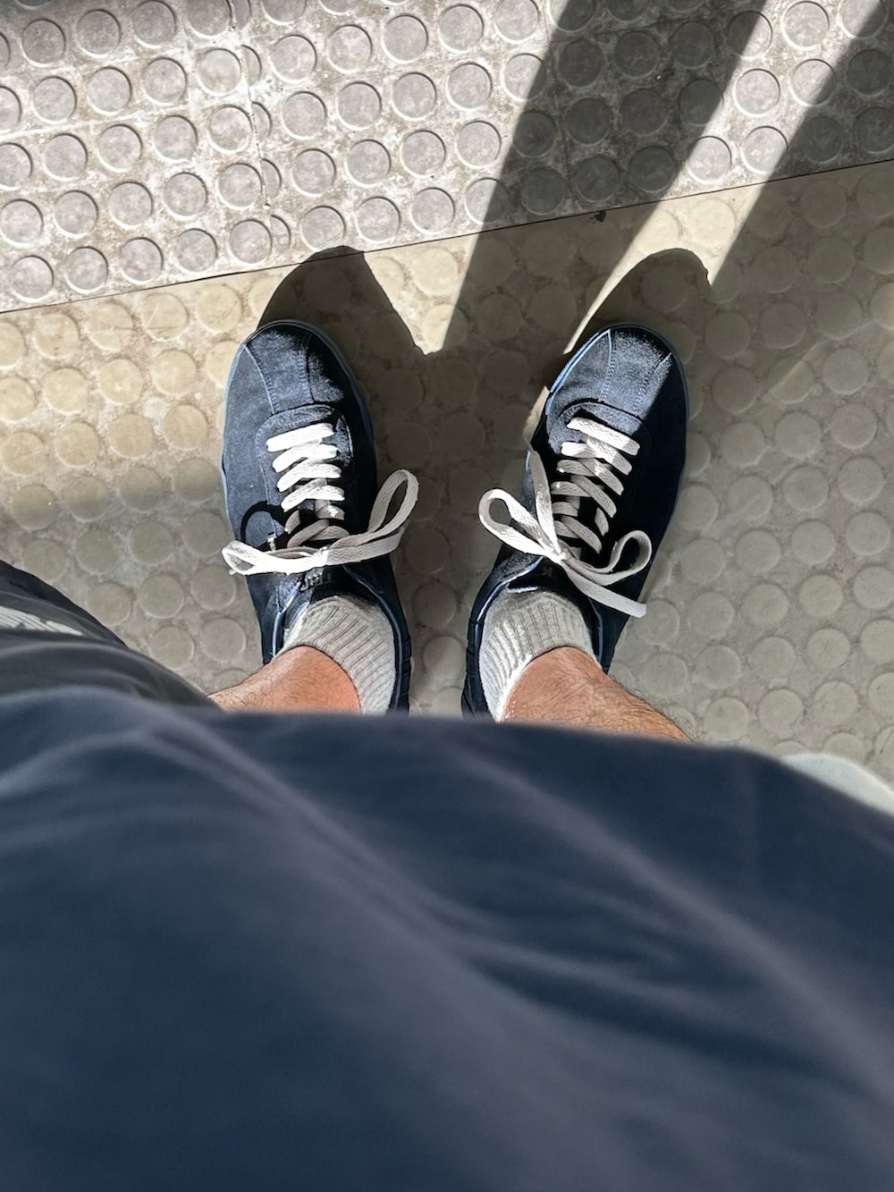 ブルー系のスウェット、ブルー系のパンツ、ブルー系のスニーカーを着用したメンズの秋コーディネートの2枚目の写真