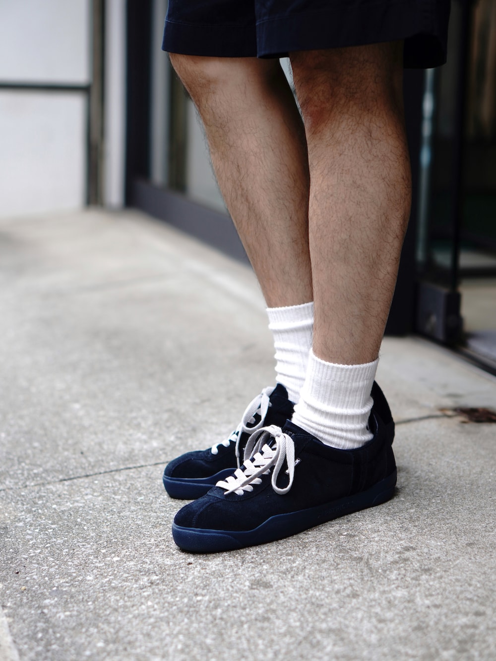 ブルー系のシャツ/ブラウス、ブルー系のチノパンツ、ブルー系のスニーカーを着用したメンズの秋コーディネートの2枚目の写真