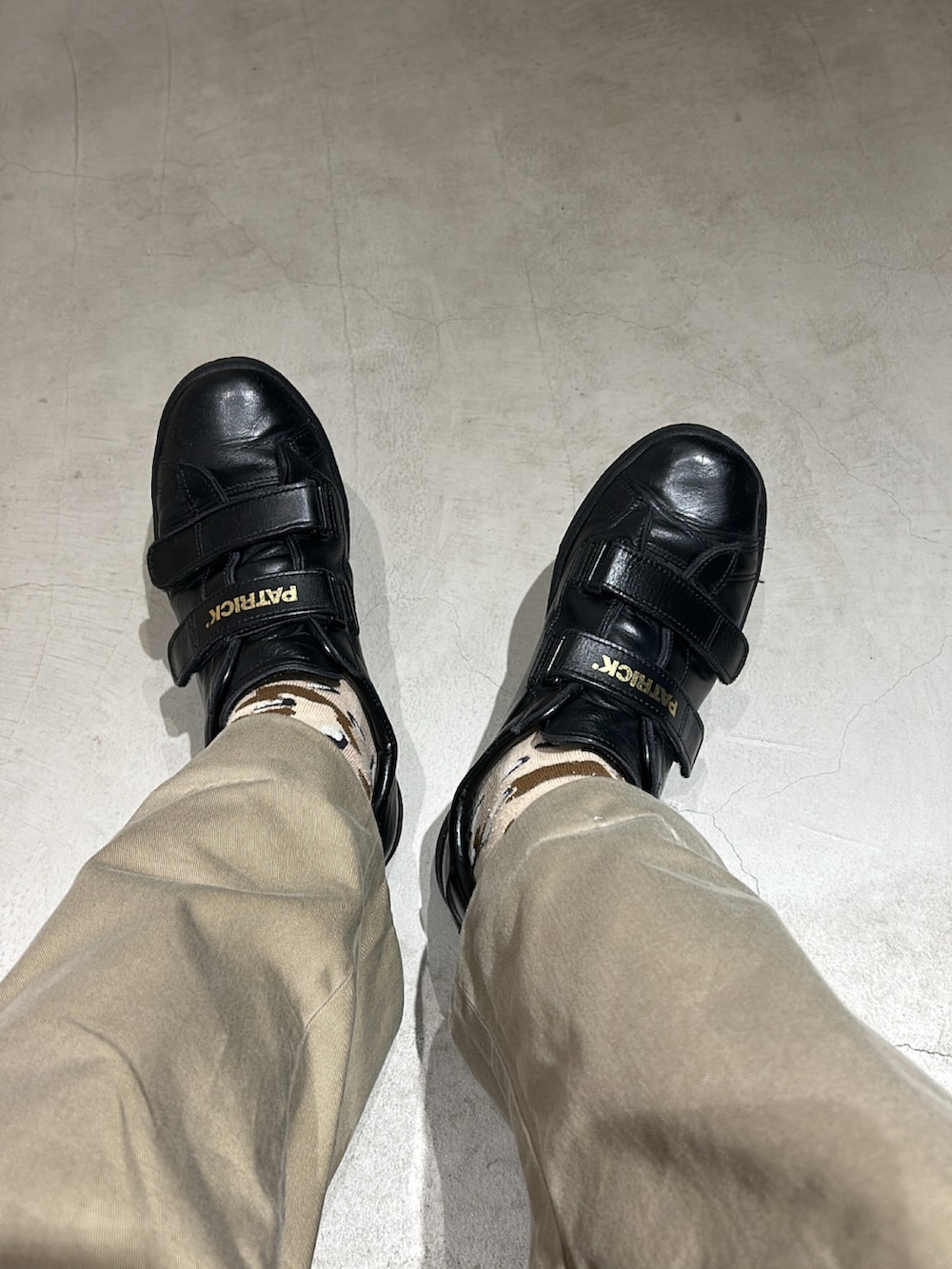 ブルー系のデニムジャケット、ブラウン系のTシャツ/カットソー、ベージュ系のチノパンツを着用したメンズの冬コーディネートの2枚目の写真