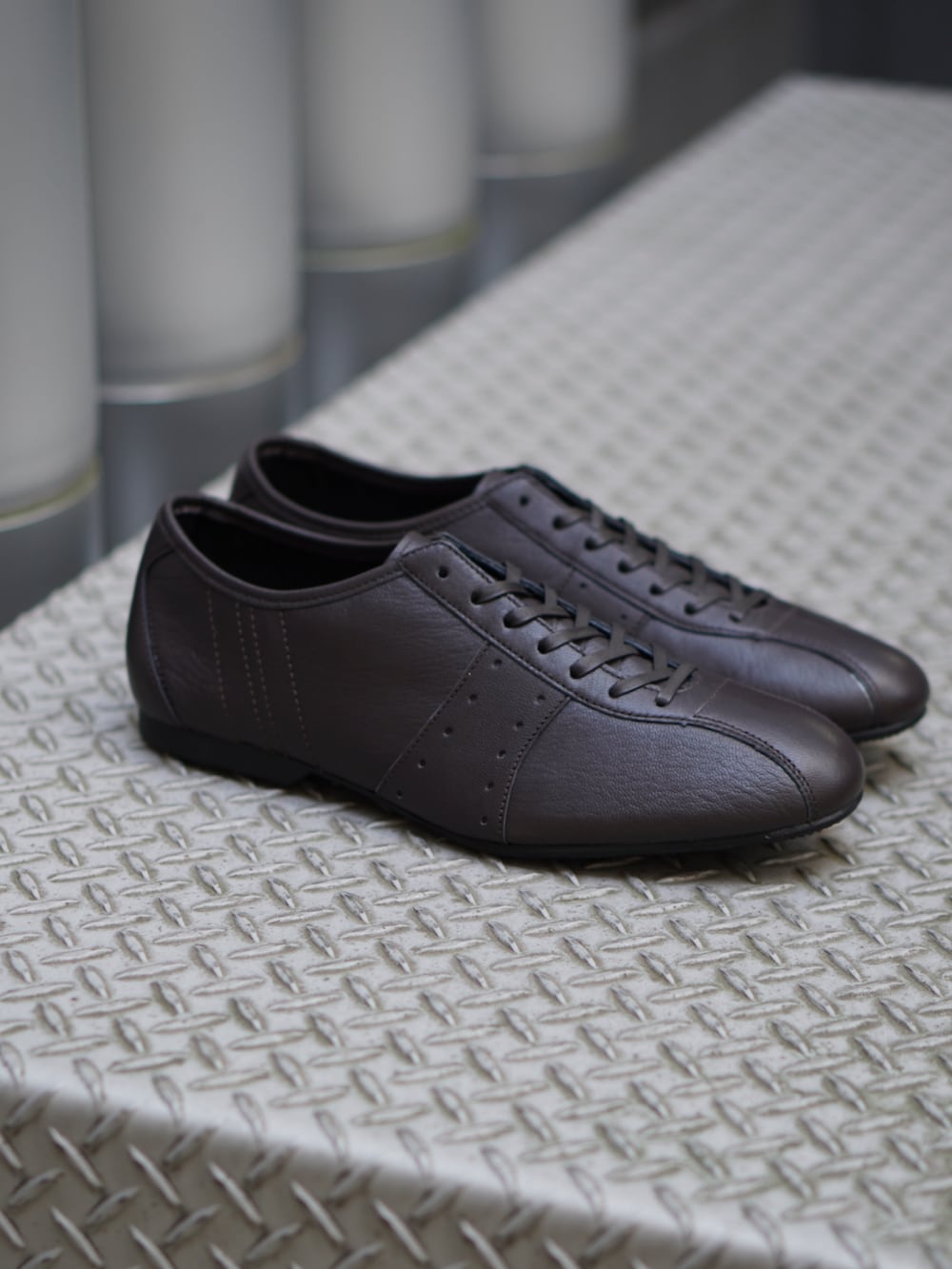 ベージュ系のシャツ/ブラウス、ホワイト系のTシャツ/カットソー、グリーン系のパンツを着用したメンズの夏コーディネートの2枚目の写真