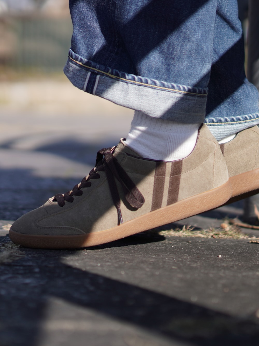 ブルー系のスウェット、ブルー系のデニムパンツ、ベージュ系のスニーカーを着用したメンズの冬コーディネートの2枚目の写真