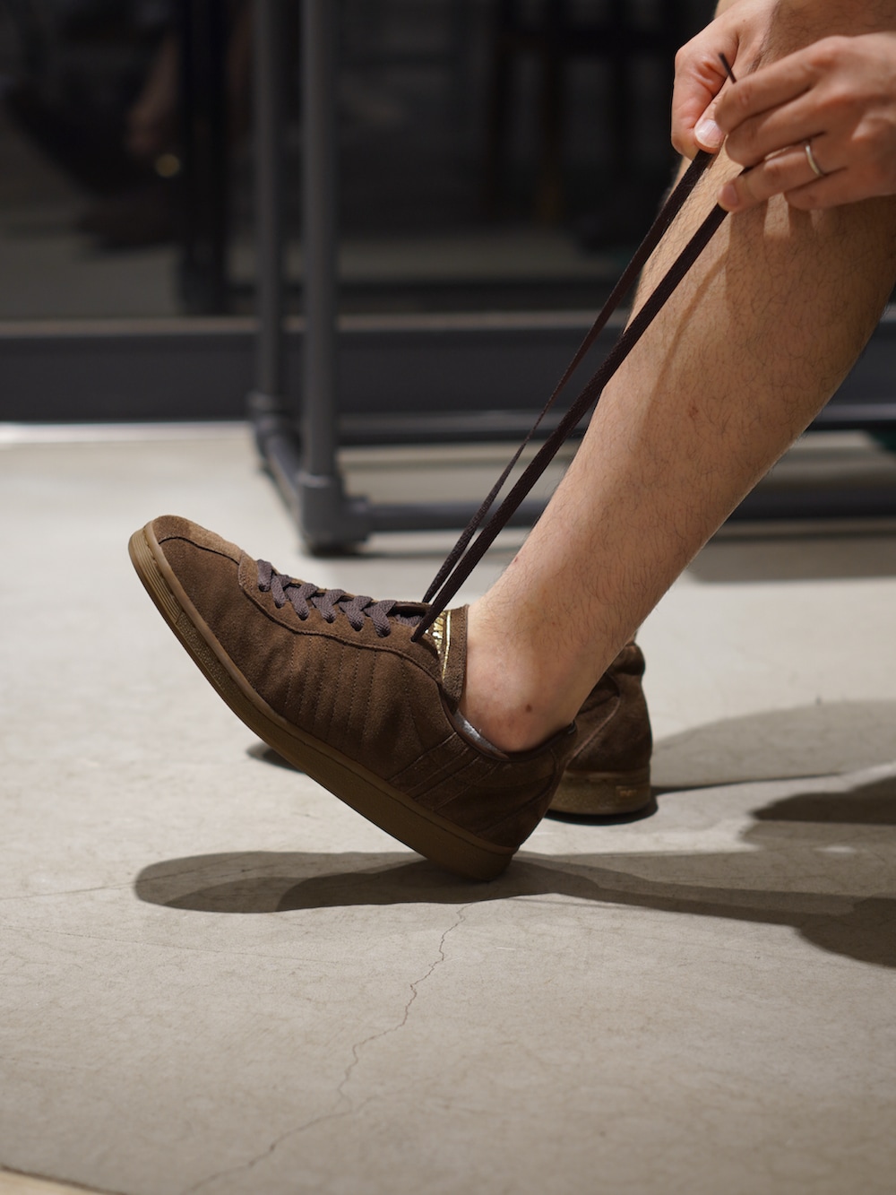 ブルー系のシャツ/ブラウス、ホワイト系のTシャツ/カットソー、グリーン系のパンツを着用したメンズの秋コーディネートの2枚目の写真