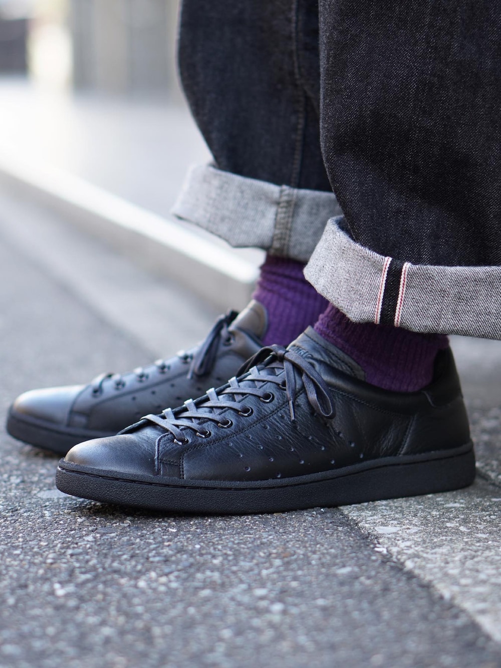 グリーン系のジャケット/アウター、ホワイト系のTシャツ/カットソー、ブラック系のデニムパンツを着用したメンズの秋コーディネートの2枚目の写真