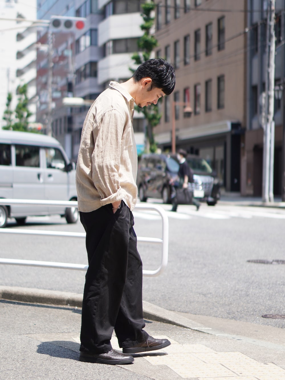 ベージュ系のシャツ/ブラウス、ホワイト系のTシャツ/カットソー、ブラック系のチノパンツを着用したメンズの夏コーディネートの2枚目の写真