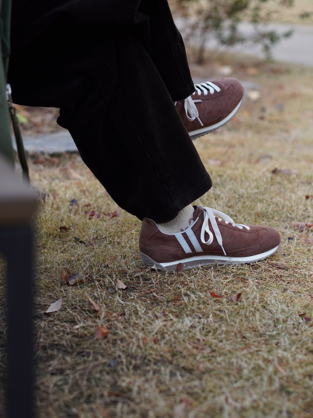 イエロー系のニット/セーター、グリーン系のモッズコート、ブラウン系のその他パンツを着用したメンズの冬コーディネートの2枚目の写真