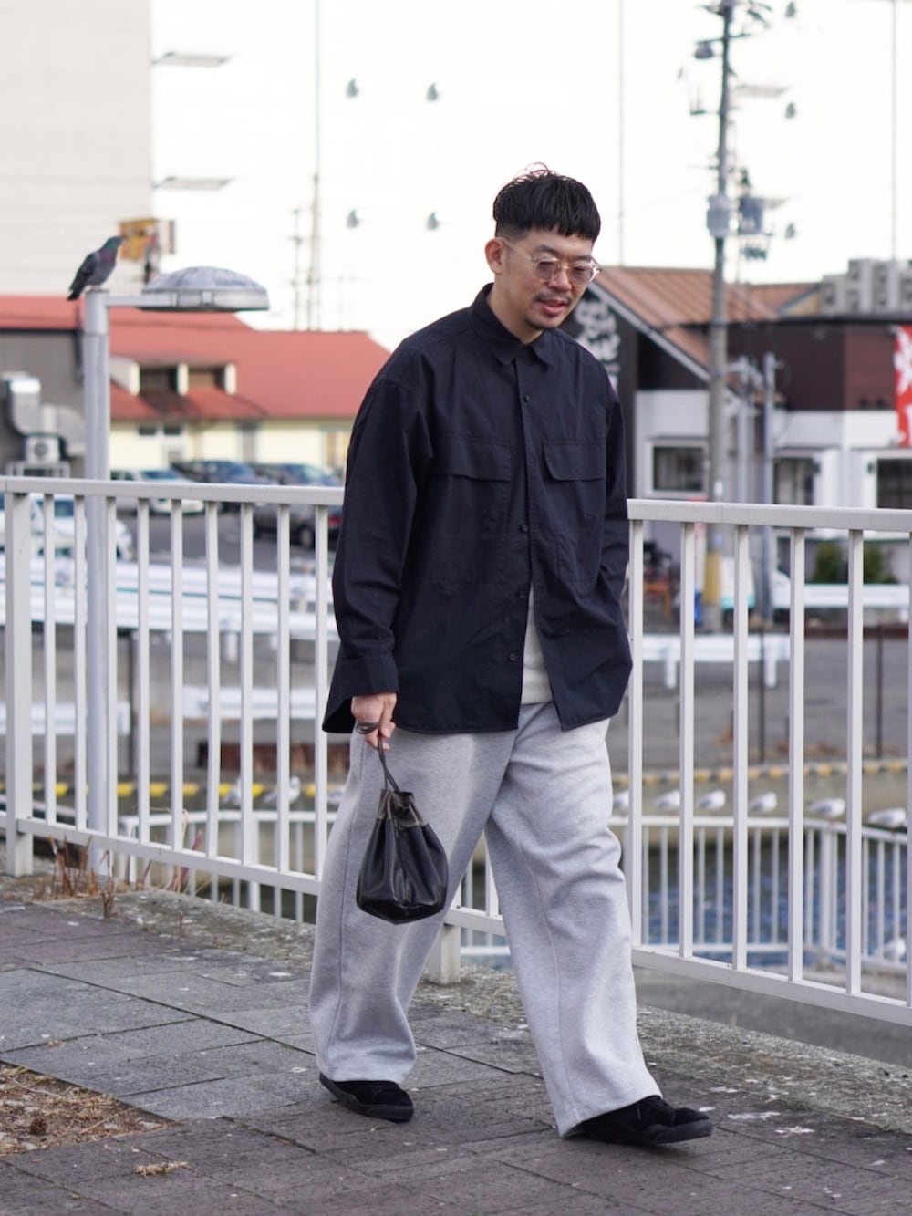 ブルー系のシャツ/ブラウス、ホワイト系のTシャツ/カットソー、グレー系のスウェットパンツを着用したメンズの冬コーディネートの2枚目の写真