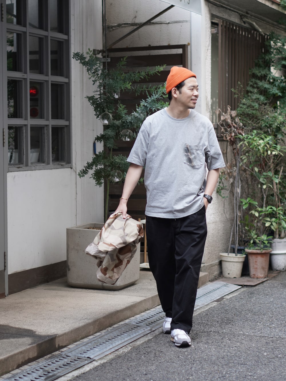 「ミリタリージャケット、オーバーサイズ、迷彩、ニット帽、オレンジ、サングラス、スニーカー、白スニーカー、Patrick、メッシュバッグ」｜「古着のアイテム（ミリタリージャケット、ベージュ系）」を使った、matsu_no_motoさん（メンズ・176cm）の春コーディネートの2枚目の写真