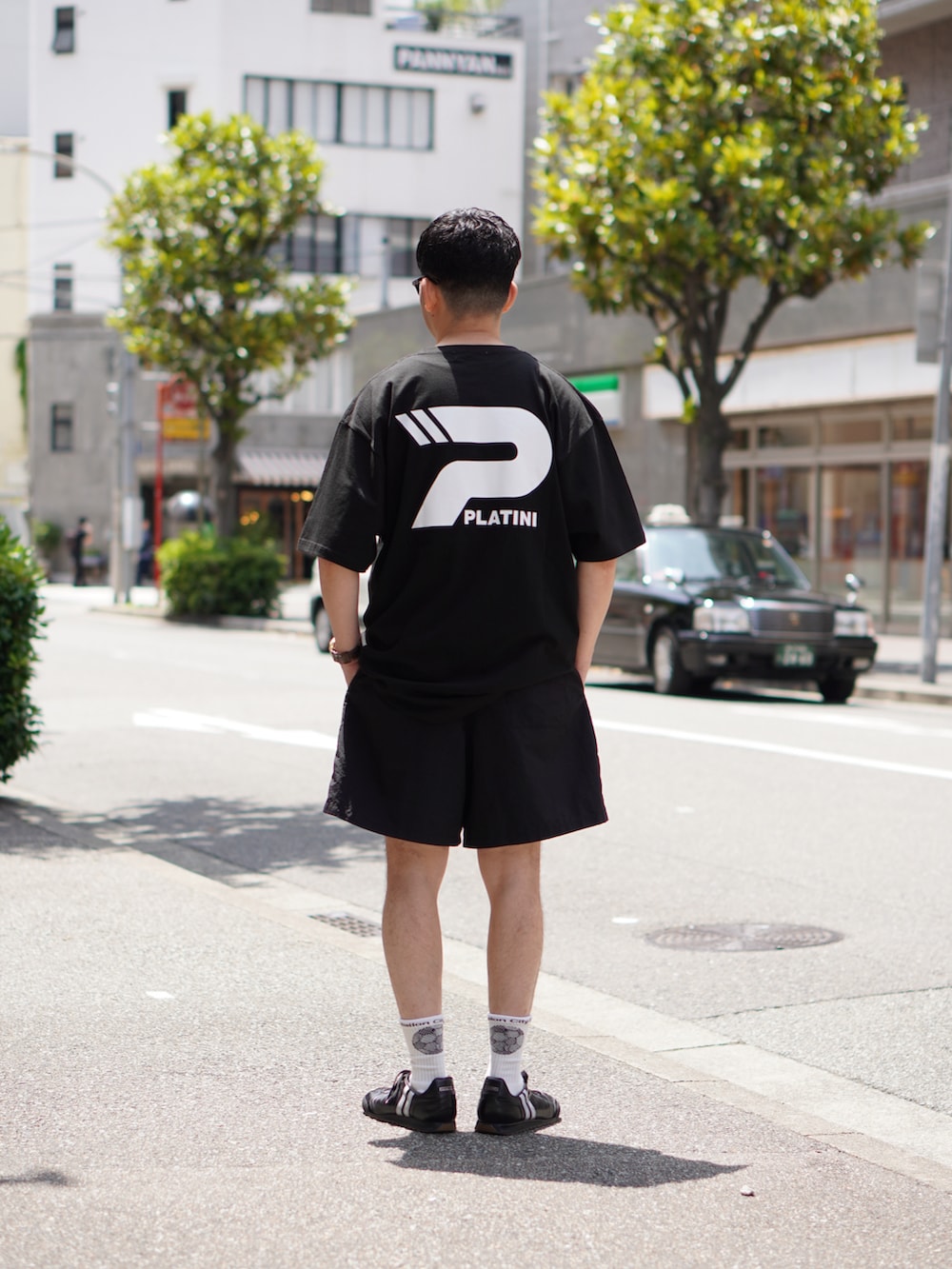 ブラック系のTシャツ/カットソー、ブラック系のパンツ、ブラック系のスニーカーを着用したメンズの夏コーディネートの2枚目の写真