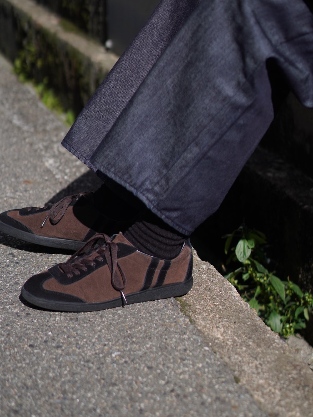 ブラック系のTシャツ/カットソー、グリーン系のジャケット/アウター、ブルー系のデニムパンツを着用したメンズの秋コーディネートの2枚目の写真