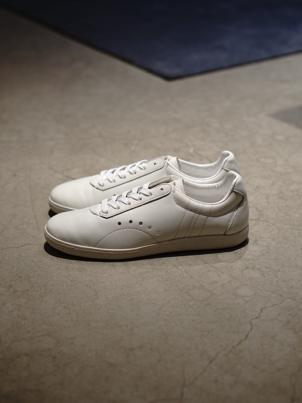 ホワイト系のTシャツ/カットソー、ブラック系のパンツ、ブルー系のシャツ/ブラウスを着用したメンズの夏コーディネートの3枚目の写真