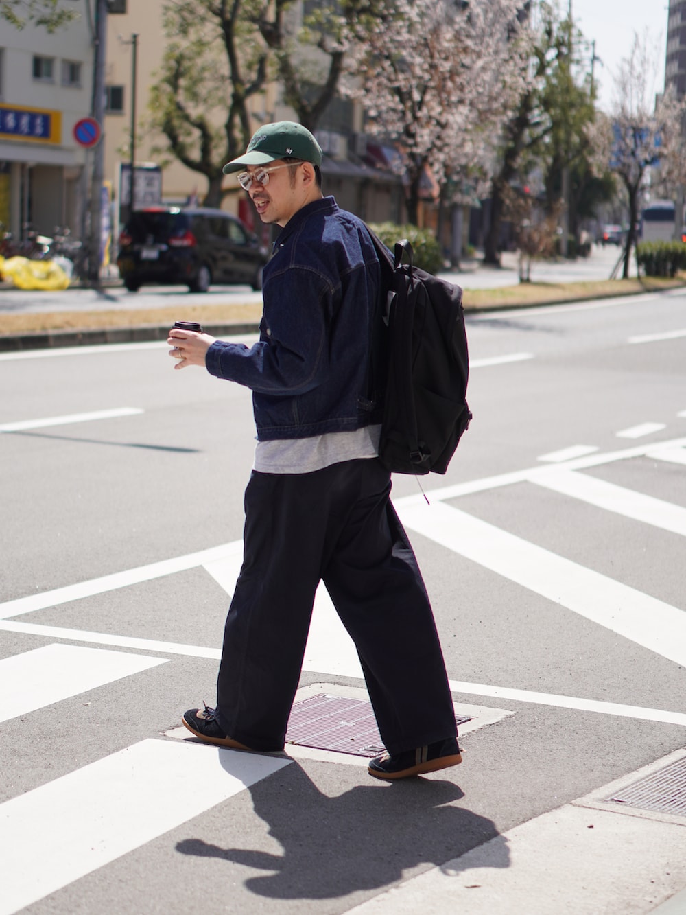 ブルー系のデニムジャケット、ブルー系のパンツ、ブルー系のスニーカーを着用したメンズの春コーディネートの2枚目の写真
