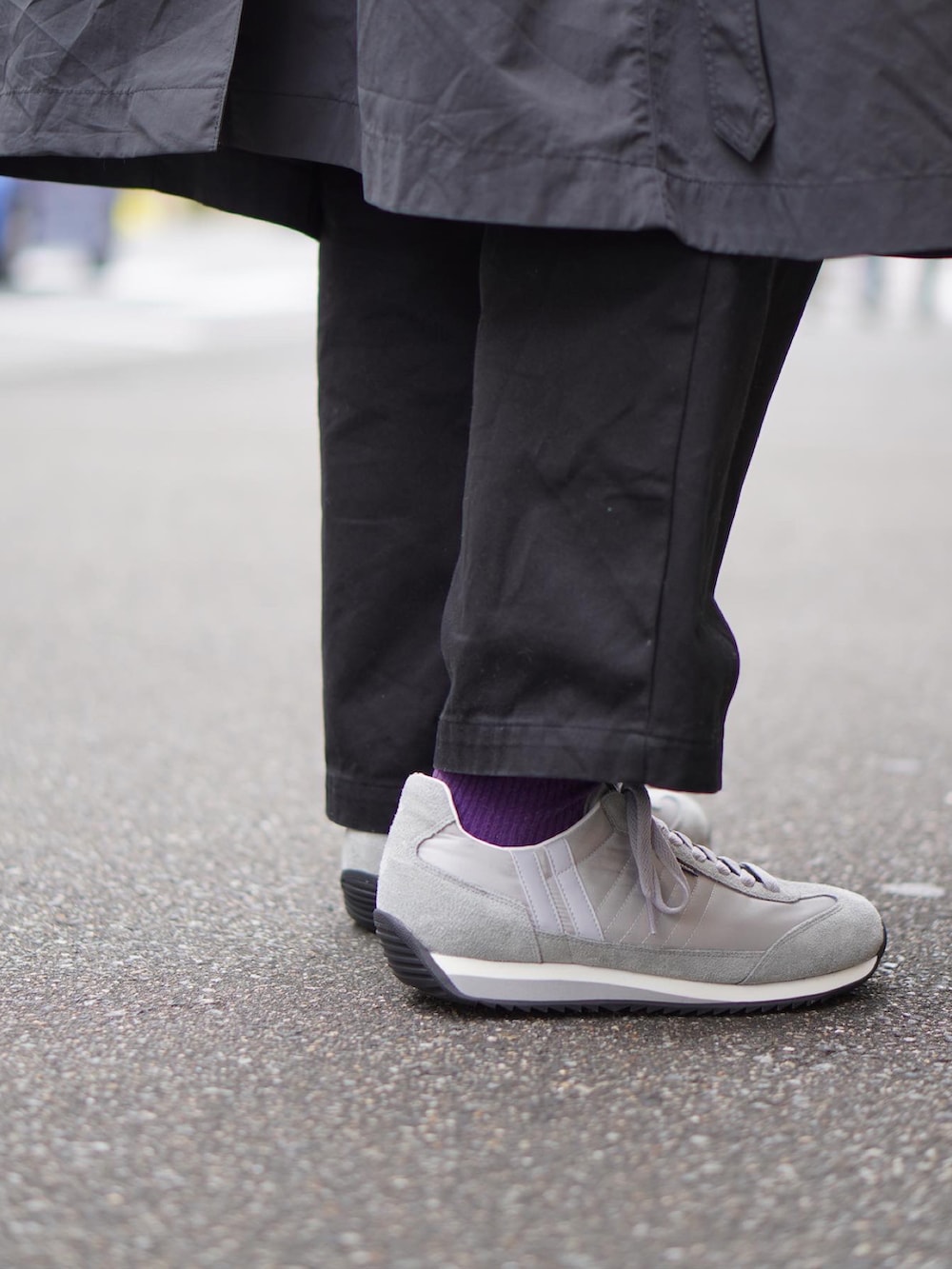 ブラック系のダウンジャケット/コート、グレー系のTシャツ/カットソー、ブラック系のチノパンツを着用したメンズの冬コーディネートの2枚目の写真