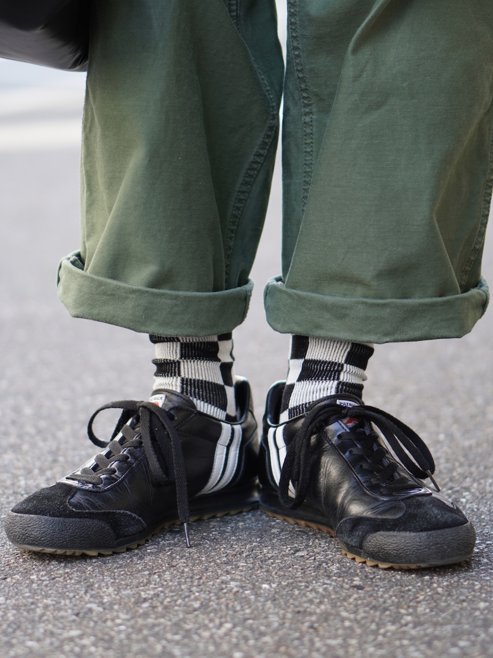 グレー系のスウェット、ホワイト系のTシャツ/カットソー、ブラック系のダウンベストを着用したメンズの冬コーディネートの2枚目の写真