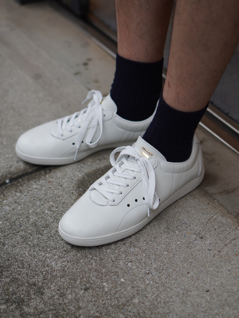 ホワイト系のTシャツ/カットソー、ブラック系のパンツ、ブルー系のシャツ/ブラウスを着用したメンズの夏コーディネートの2枚目の写真