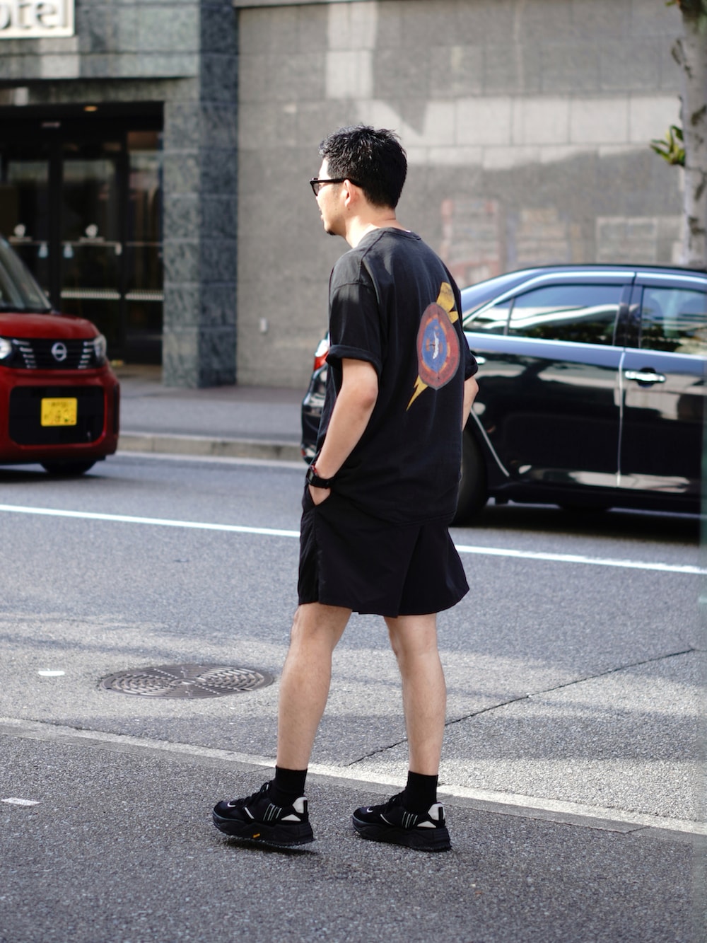 ブラック系のTシャツ/カットソー、ホワイト系のタンクトップ、ブラック系のパンツを着用したメンズの夏コーディネートの2枚目の写真